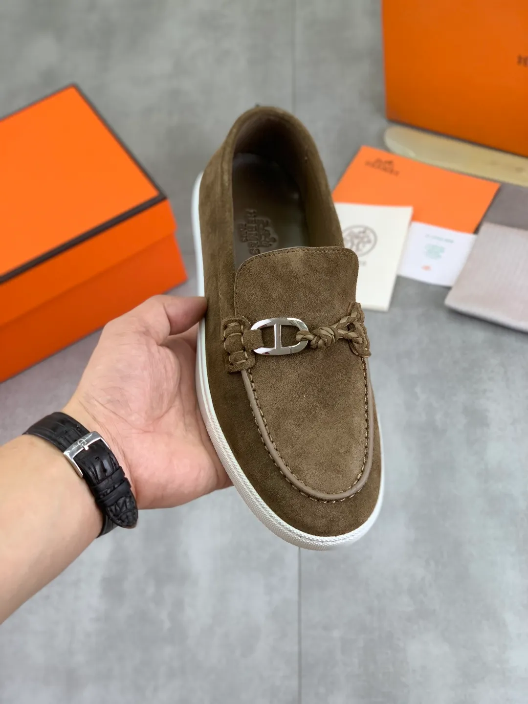 Factory price P600, new model, top version, original order, Hermes men's Drift Sneaker, new summer casual sports shoes, original purchase, development, production, H family men's classic series, technical breathable fabrics with cowhide, casual sports shoes, casual sports dad shoes, combined with high-tech breathable materials and cowhide, H family exclusive button decoration on the side. The outsole is full of H italic design and bright colors to show vitality and continue the brand design inspiration. Stroll around the city lightly and feel free and comfortable. Delivered in exquisite packaging🛍📦 ▪️Fabric: original customized breathable material + first layer of frosted cowhide ▪️Inner: cowhide feet ▪️Outsole: molded and evacuated PU+TPU material ▪️Size: 35-45 Multiple colors available Premium packaging